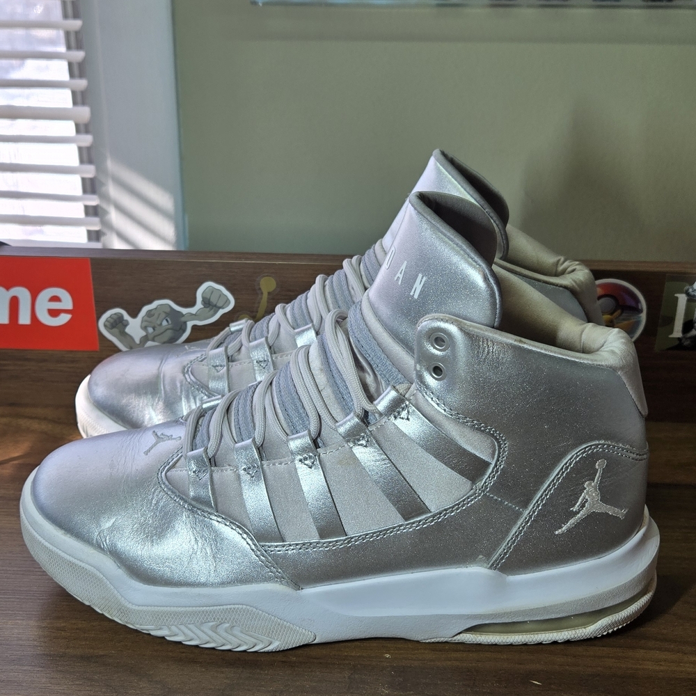 Nike Air Jordan Max Aura SE In Silver Metallic 7y